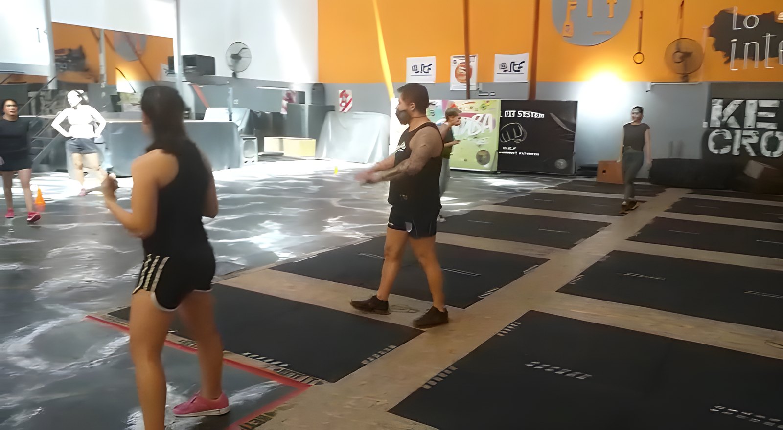 Clase de aerobox en el piso de entrenamiento de Key Fit Gym