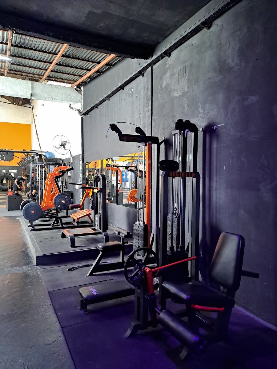 Sector de musculacion de Key Fit Gym con maquinas y torre de poleas