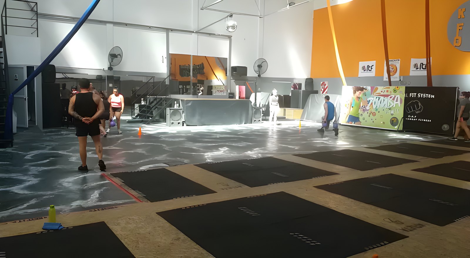 Vista amplia del piso de entrenamiento funcional de Key Fit Gym