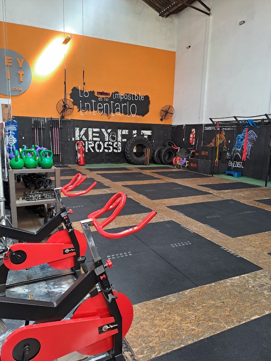 Piso de entrenamiento de Key Fit Gym con colchonetas y el mural KEY FIT CROSS