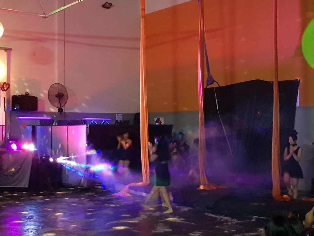 Show de telas aereas en un evento de Key Fit Gym